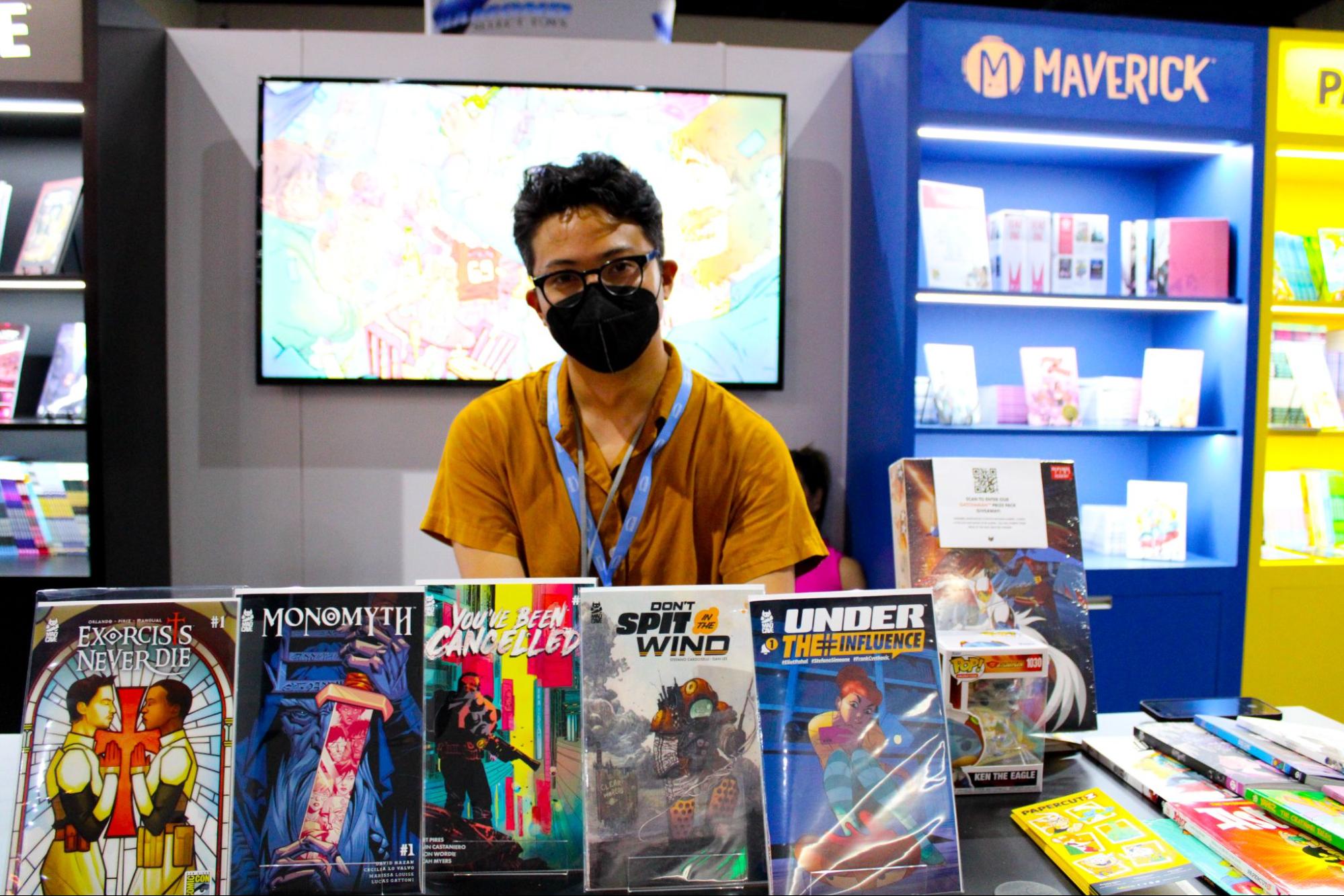 Geoffrey Lapid, Mad Cave Studios’ Sales and Marketing Specialist, finishing booth setup at San Diego Comic-Con 2023